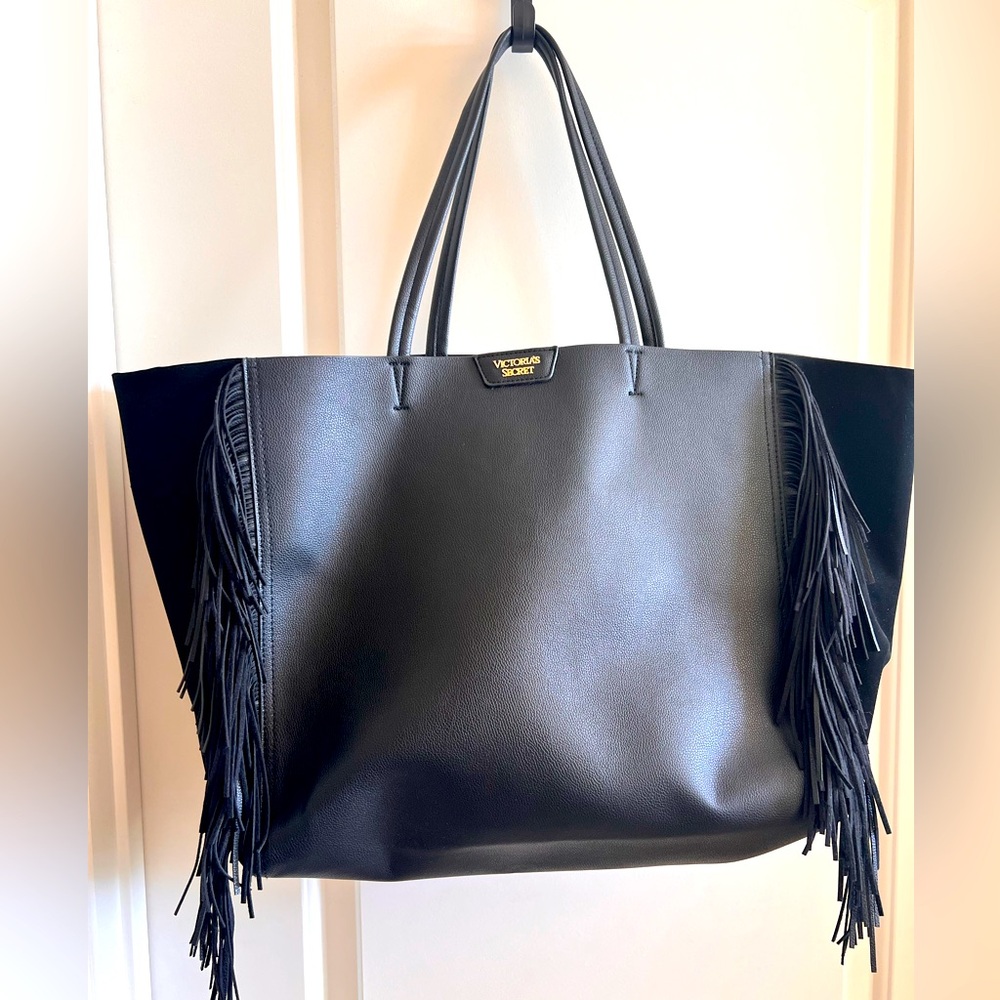 Victoria Secret: Tote bag in black with fringes.